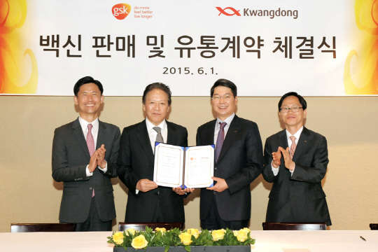 최성원 광동제약 부회장(오른쪽 두번째)과 김진호 GSK 한국법인 회장(세번째) 등 관계자들이 GSK 백신 국내판매 및 유통 계약 체결 후 기념촬영을 하고 있다.(광동제약 제공)
